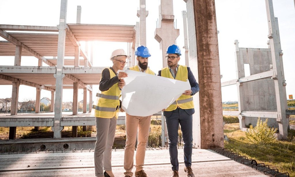 Architect ontwerpt een modern houten tuinkantoor bouwen voor thuiswerken met isolatie en elektra
