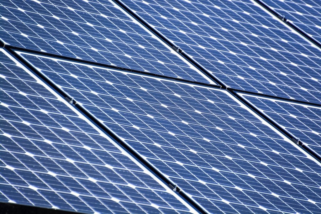 Zonnepanelen in Leiden op dak installatie met moderne technologie voor efficiënte stroomopwekking