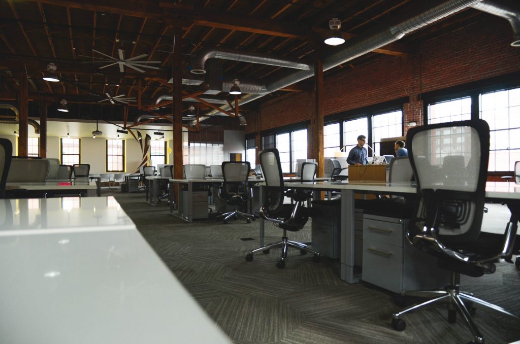 Modern werkplek met ergonomische bureaustoel in kantoorruimte, geschikt voor het kiezen van de juiste bureaustoel