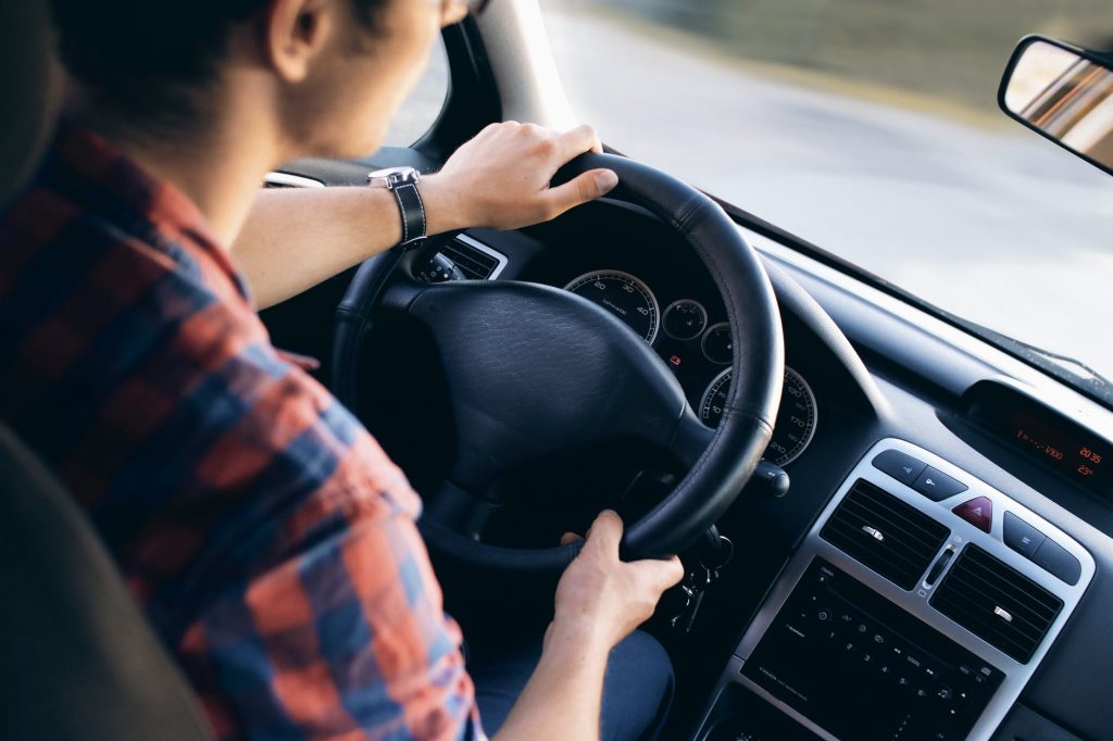 Begin nu met je rijles - jongvolwassene in auto tijdens rijopleiding met instructeur