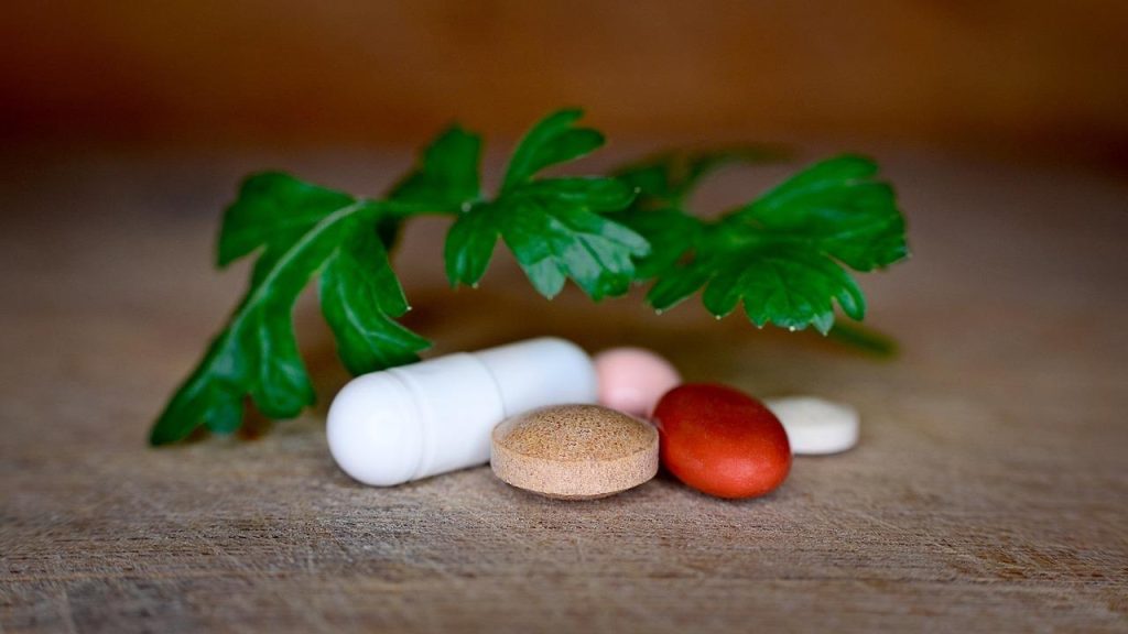 Natuurlijke supplementen voor soepele spieren en gewrichten inclusief kurkuma en gember in poedervorm