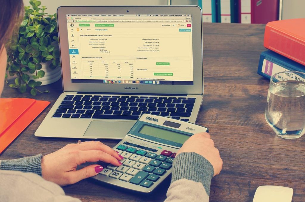 Een ervaren accountant in Etten-Leur helpt lokale bedrijven met belastingvoorbereiding en financiële analyse voor bedrijfstra