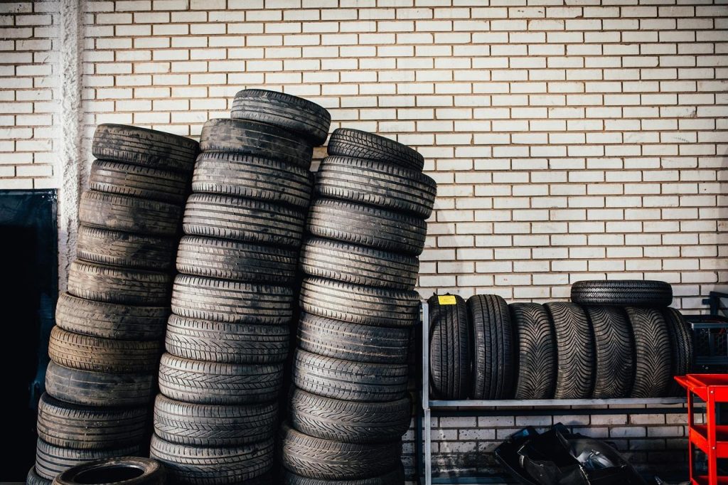 Vergelijking lokale dorpsgarage en grote autodealer voor auto-onderhoud en reparaties