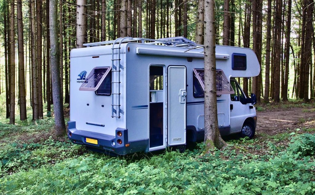 Avontuurlijke reiziger met rugzak in prachtig landschap die de basisprincipes van avontuurlijk reizen toepast